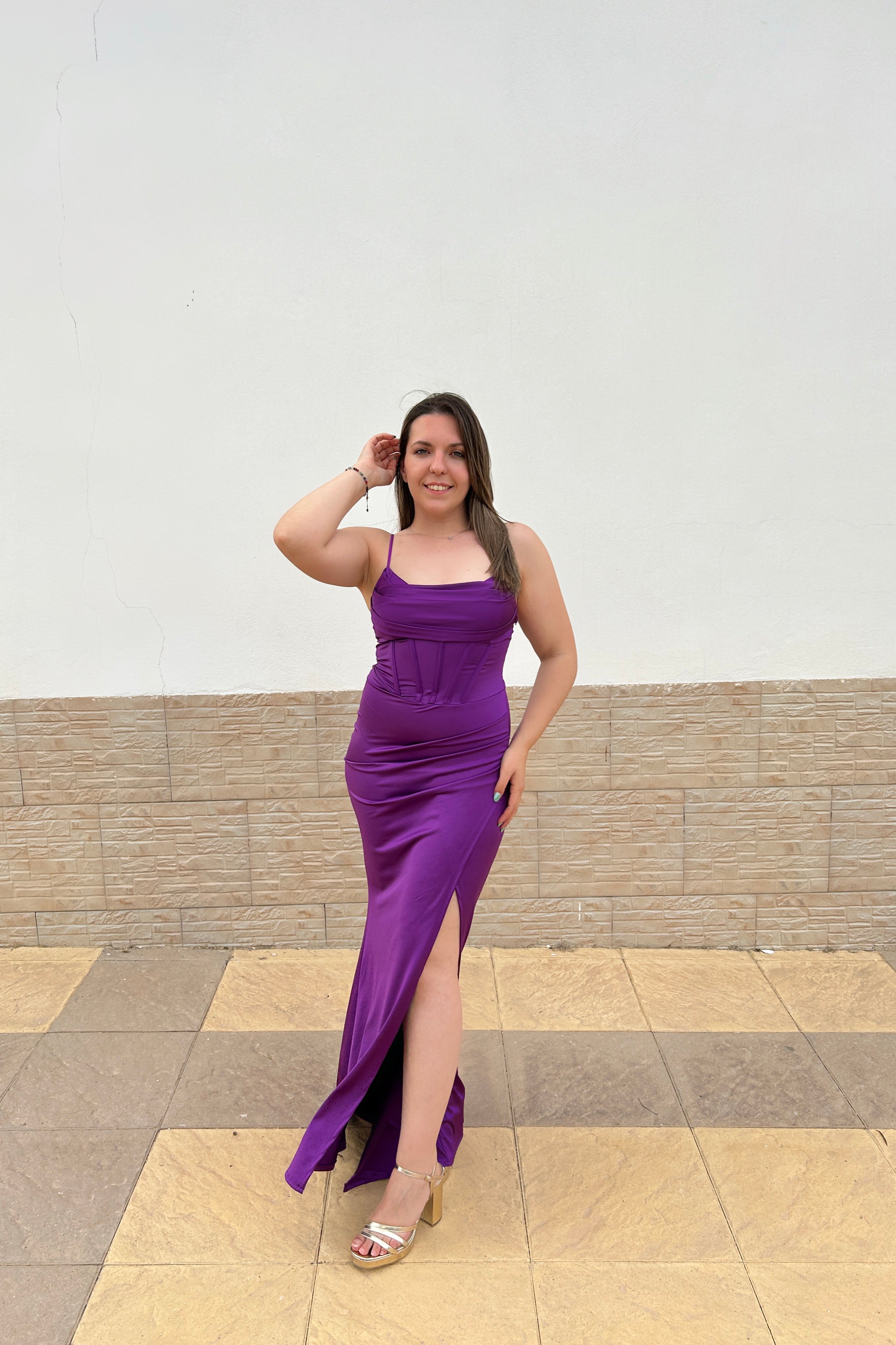 Vestido satinado escote corse morado