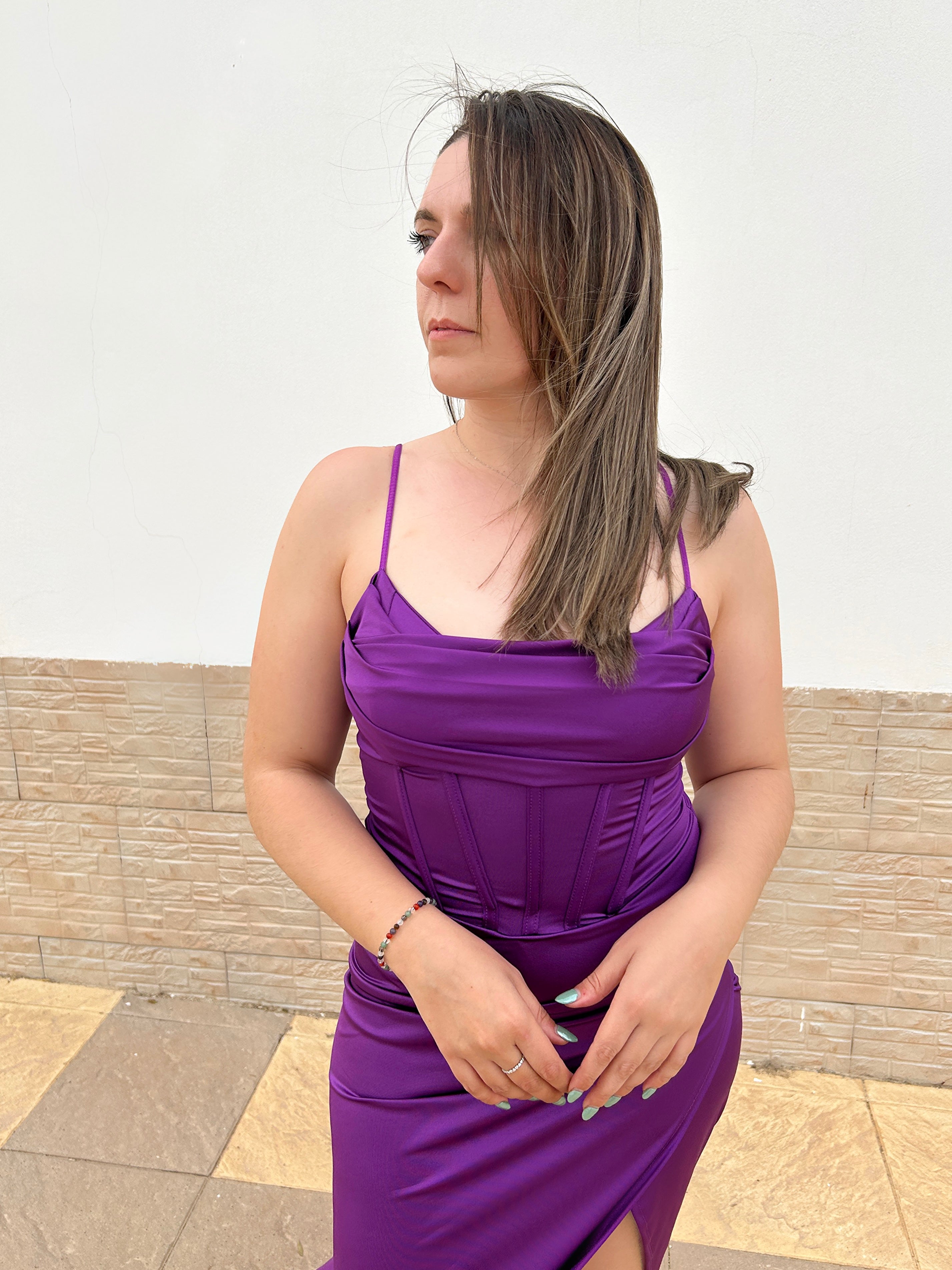 Vestido satinado escote corse morado